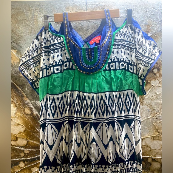 Lovely Geometric print dress in contrast Colors! With embroidered neck !!! - Picture 4 of 4